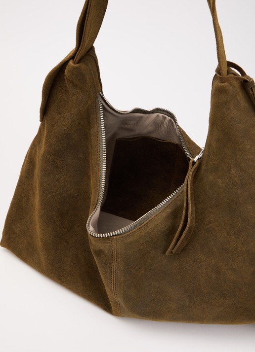 Nona Large Slouchy crossbodytas van suède - detail 2 olijfgroen