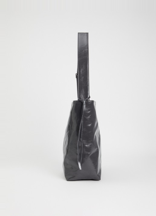 Nona Schoudertas van leer met lakfinish - detail 2 donkergrijs