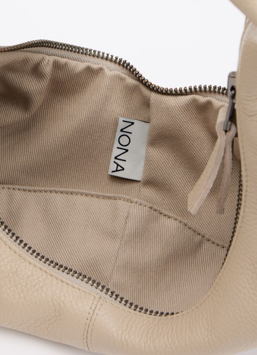 Nona Slouchy schoudertas van leer - detail beige