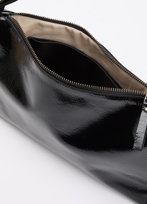 Nona Zip Pocket schoudertas van lakleer met verstelbare schouderriem - detail 2 zwart