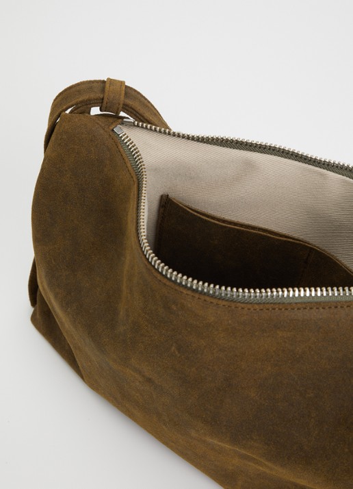 Nona Zip Pocket schoudertas van suède - detail 3 olijfgroen