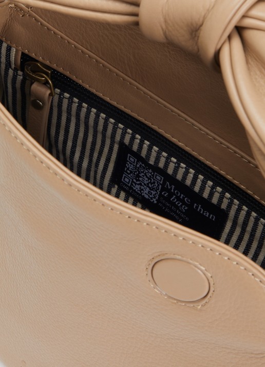 O My Bag Coco Croissant handtas van leer met afneembare schouderriem - detail 2 donkerbeige