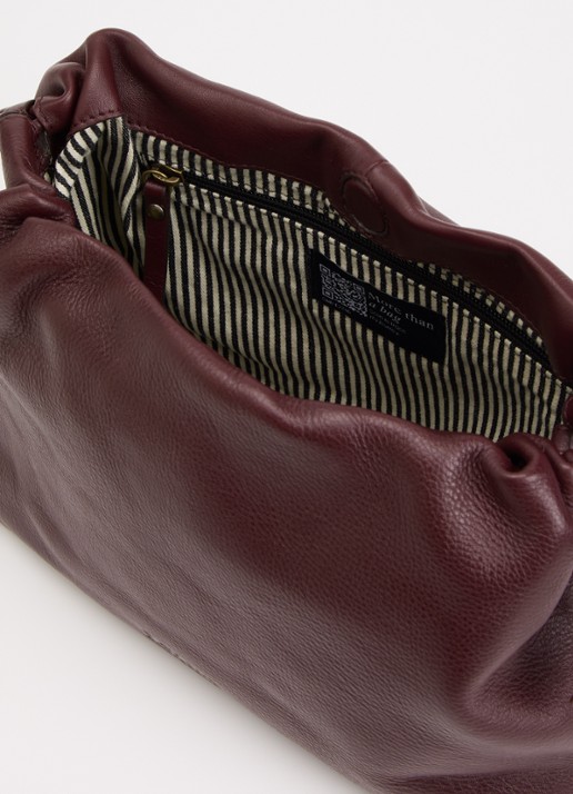 O My Bag Kiki Midi handtas van leer met afneembare schouderriem  - detail kersenrood