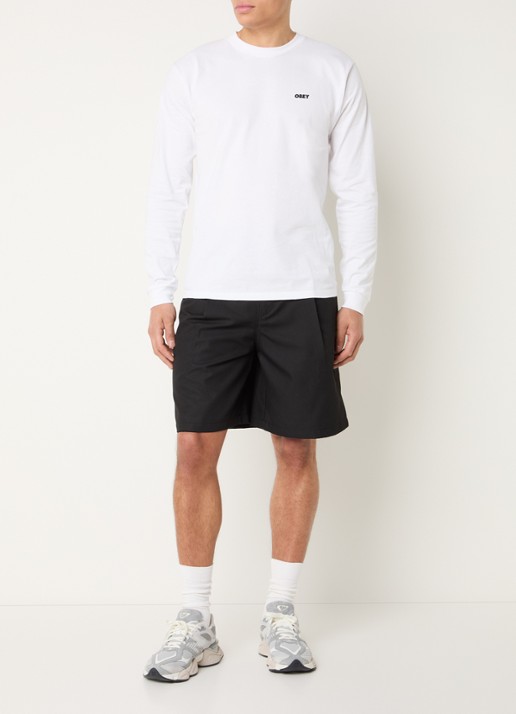 Obey Dean wide fit korte broek met persplooi en steekzakken - voorkant 4 zwart