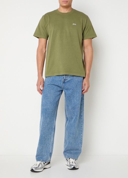 Obey Lowercase Pigment T-shirt met logoborduring - voorkant 2 mosgroen