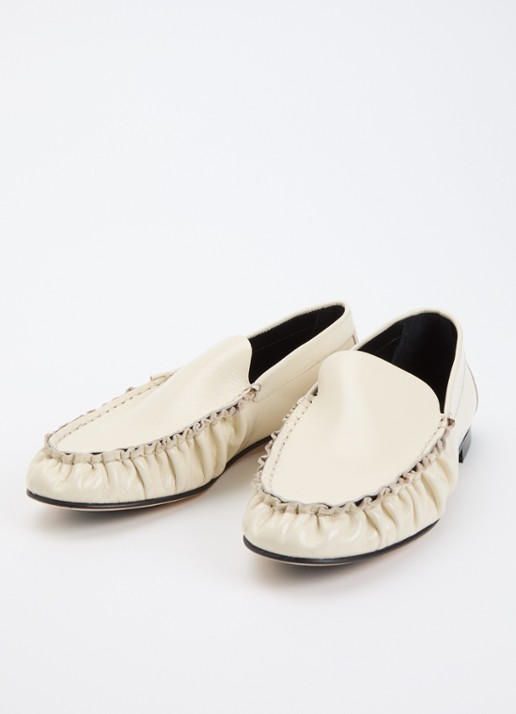Odare Elena loafer van leer met lakfinish - detail gebroken wit