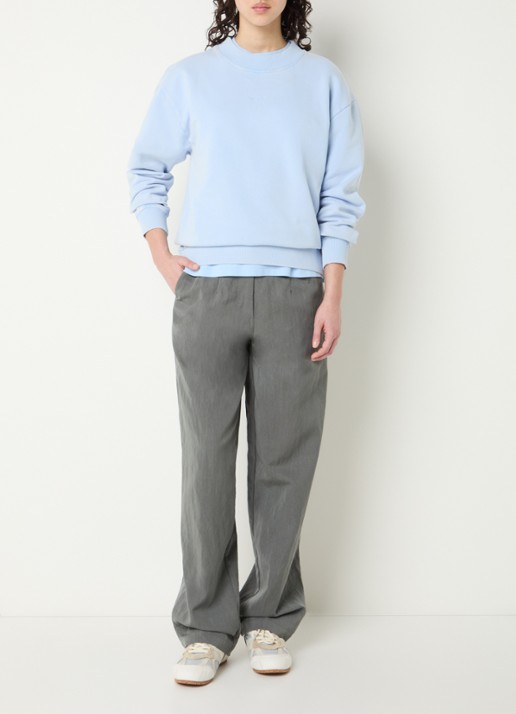 OLAF Essential sweater met logoborduring - voorkant 3 lichtblauw