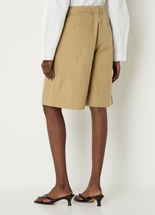 OLAF Low waist wide fit korte broek met paspelzak - achterkant beige