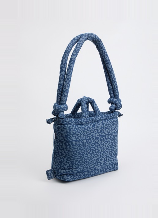 Ölend Ona gewatteerde crossbodytas van denim met panterprint - achterkant indigo