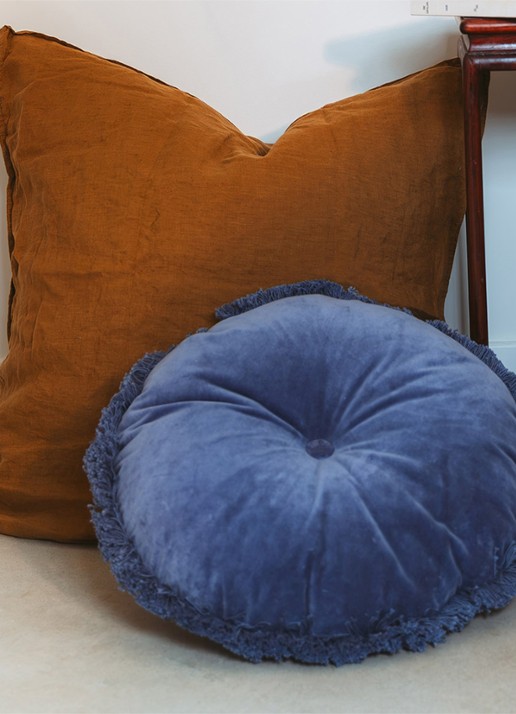 Olivier Desforges Romulus sierkussen Ø45 cm - detail donkerblauw