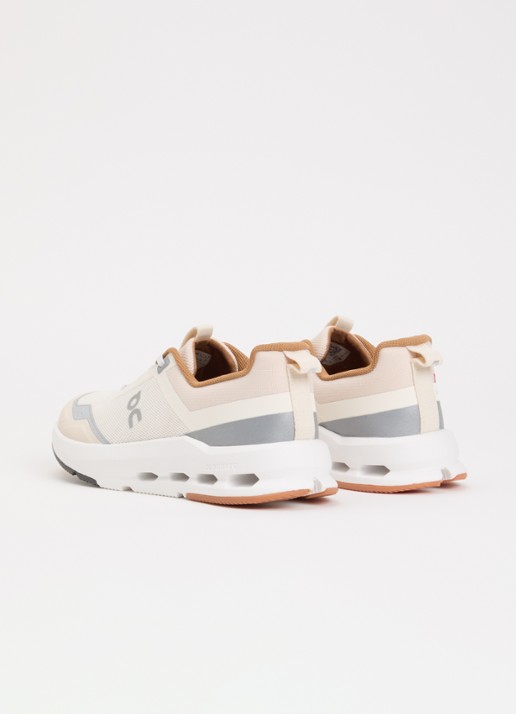 On Cloudnova sneaker van mesh - achterkant beige