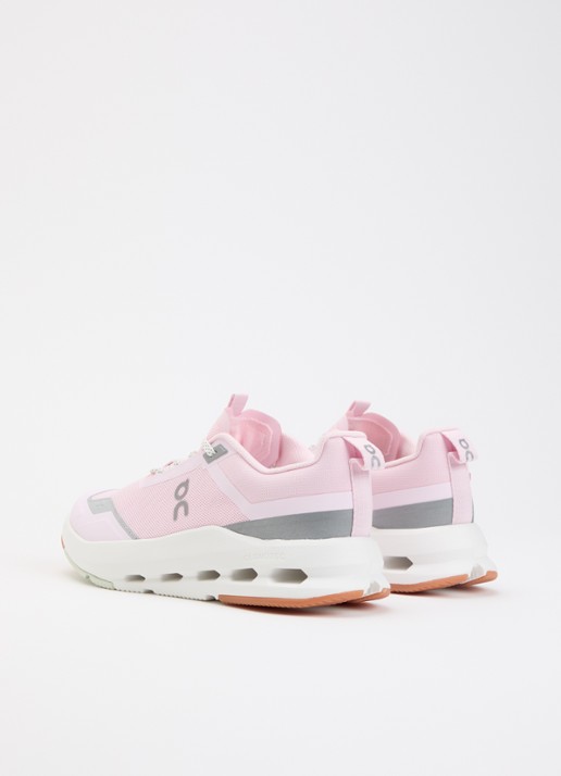 On Cloudnova Youth sneaker met details van mesh - achterkant roze