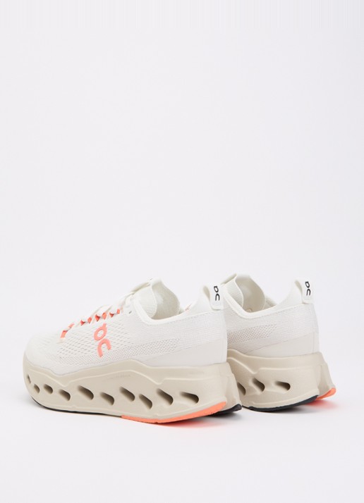 On Cloudsurfer Max sneaker met gebreid bovenwerk - achterkant 5 creme