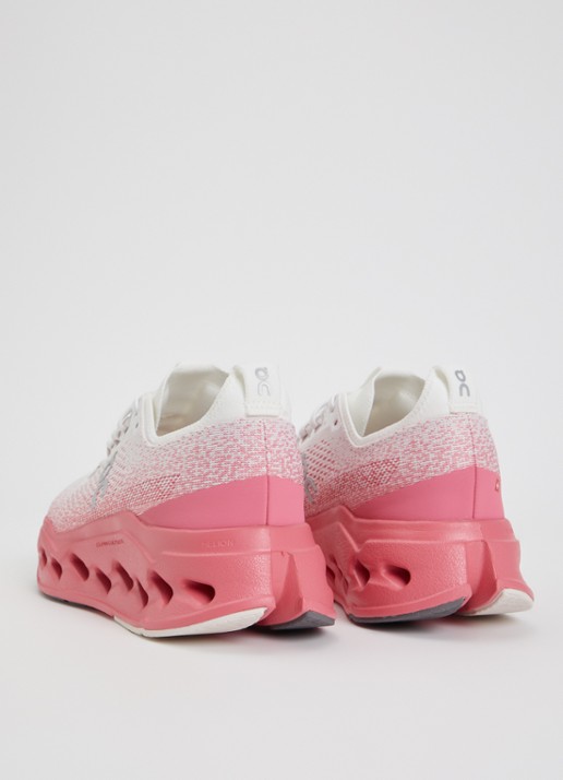 On Cloudsurfer Max sneaker met gebreid bovenwerk - achterkant 5 roze