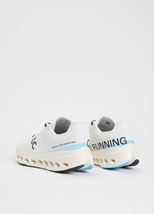 On Cloudsurfer Next hardloopschoen met mesh details - achterkant wit