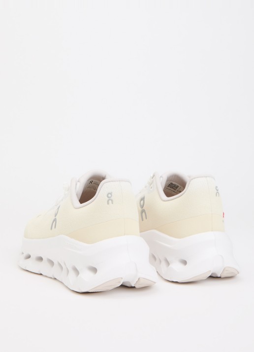 On Cloudtilt sneaker met gebreid bovenwerk - achterkant vanillegeel
