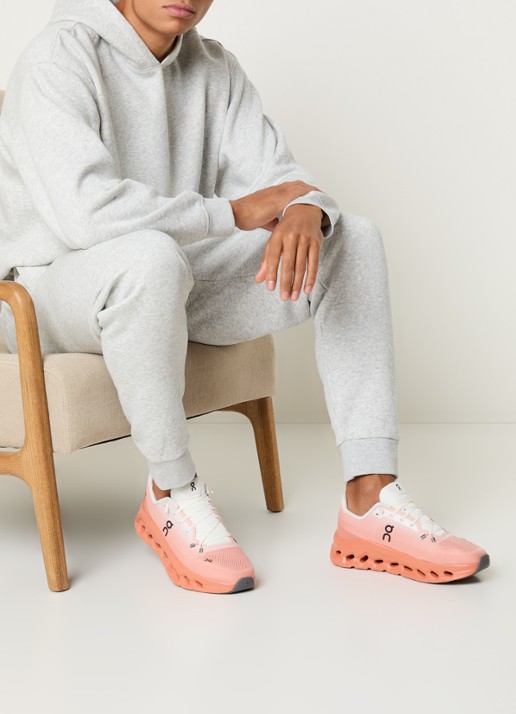 On Cloudtilt sneaker met gebreid bovenwerk - voorkant 2 zalmroze