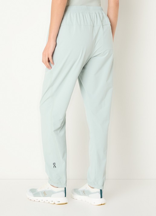 On Focus high waist tapered fit trackpants met steekzakken - achterkant lindegroen