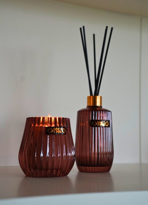 Onno Precious Oud  geurkaars  - voorkant 2 bordeauxrood