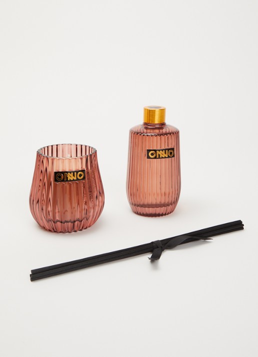 Onno Precious Oud geurstokjes en geurkaars in giftbox - detail 3 bordeauxrood