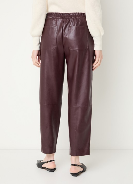 OPUS Myha Edgy mid waist cropped tapered fit broek van imitatieleer - achterkant bordeauxrood
