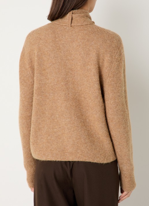 OPUS Parf fijngebreide trui in alpaca wolblend met sjaalkraag - achterkant 4 camel