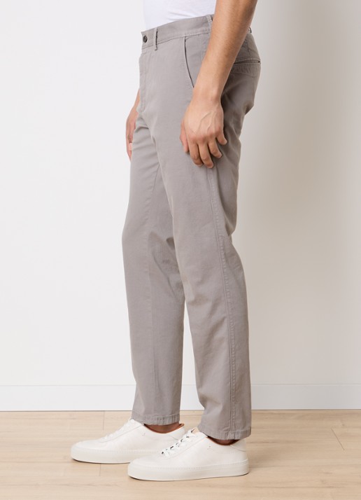 Oscar Jacobson Danik straight fit chino met steekzakken - detail 2 donkerbeige