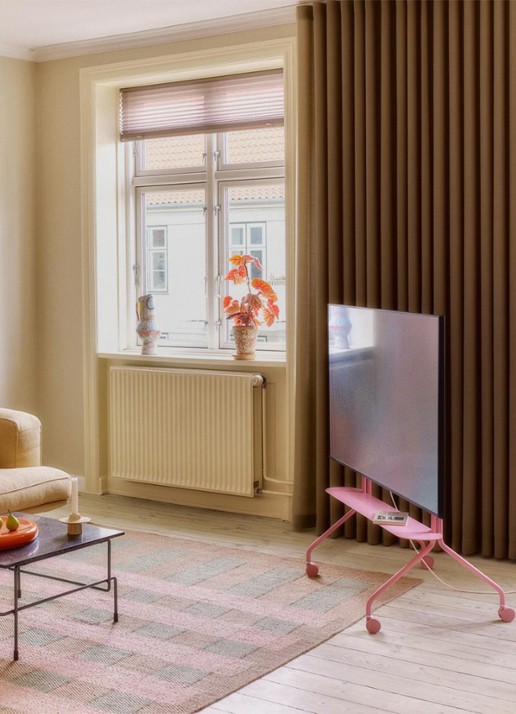 Pedestal Moon Rollin' TV standaard 107 cm - voorkant 7 roze