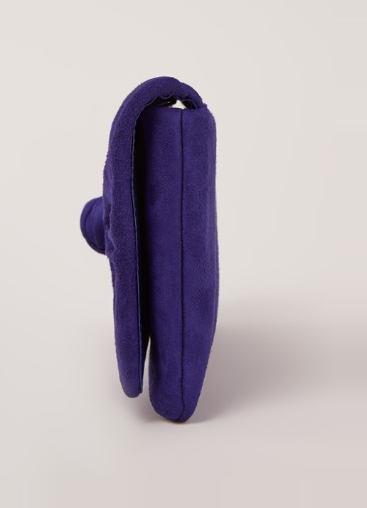 Phase Eight Carrie Knot clutch van suède - detail 4 kobaltblauw