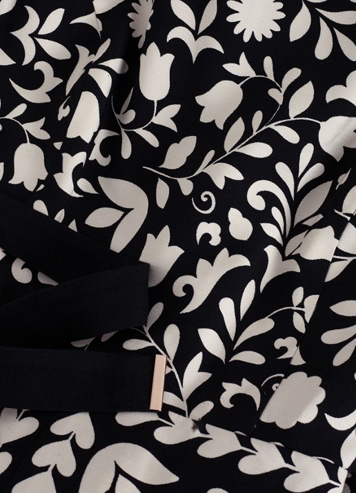 Phase Eight Cyra wide fit jumpsuit met bloemenprint en strikceintuur - detail 6 zwart