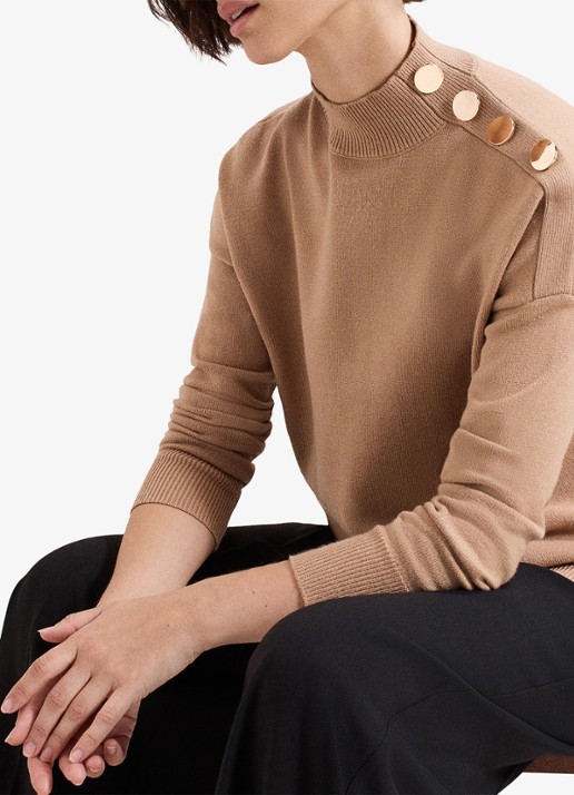 Phase Eight Holly fijngebreide trui met knoopdetail en col - detail 7 camel