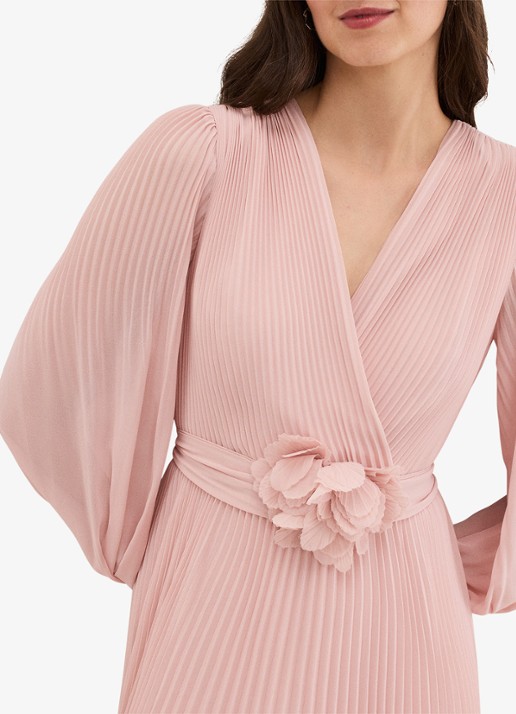 Phase Eight Isadora maxi jurk met plissé en strikceintuur - detail 4 lichtroze