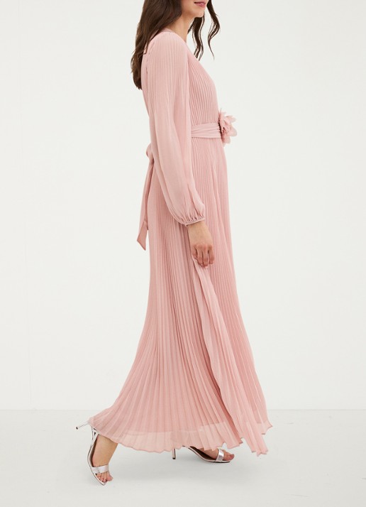 Phase Eight Isadora maxi jurk met plissé en strikceintuur - voorkant 8 lichtroze