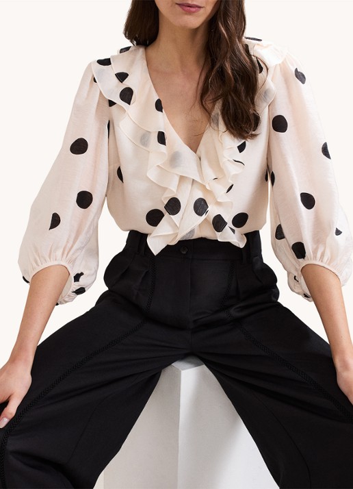 Phase Eight Jaqlyn blouse in linnenblend met stippenprint - detail 2 lichtroze
