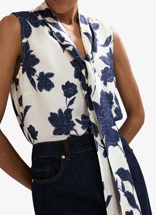 Phase Eight Junie top met bloemenprint en strikkraag - detail 5 gebroken wit