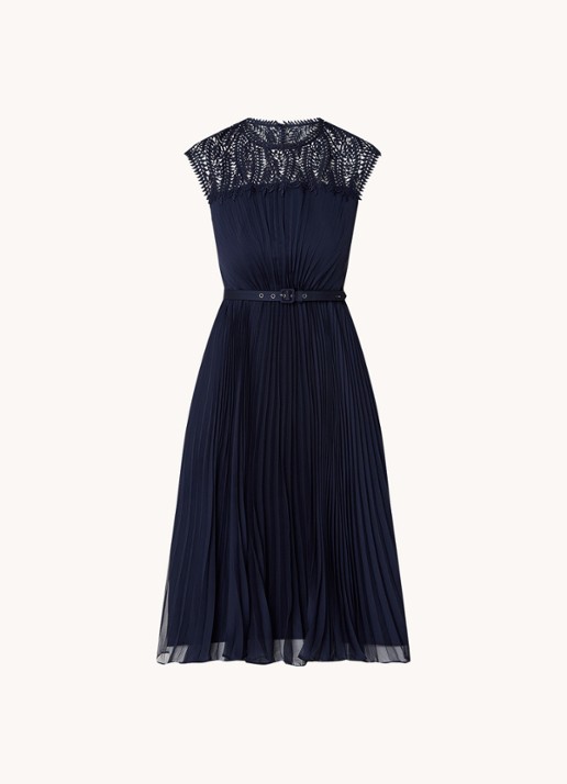 Phase Eight Makaela midi jurk met plissé en ceintuur  - voorkant donkerblauw