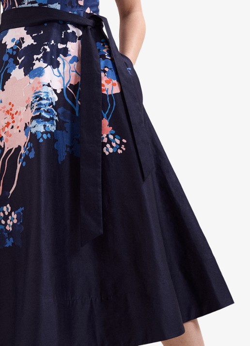 Phase Eight Natalya midi jurk met bloemenprint en strikceintuur - detail 6 donkerblauw