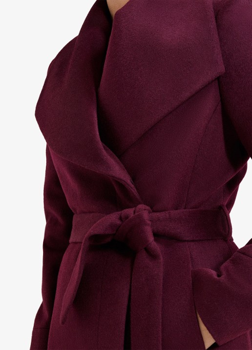 Phase Eight Nicci mantel met strikceintuur - detail 6 bordeauxrood