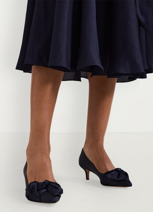 Phase Eight Pump van satijn met strikdetail - voorkant 2 donkerblauw