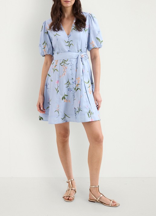 Phase Eight Velma mini jurk met bloemenprint en strikceintuur - voorkant 2 lichtblauw
