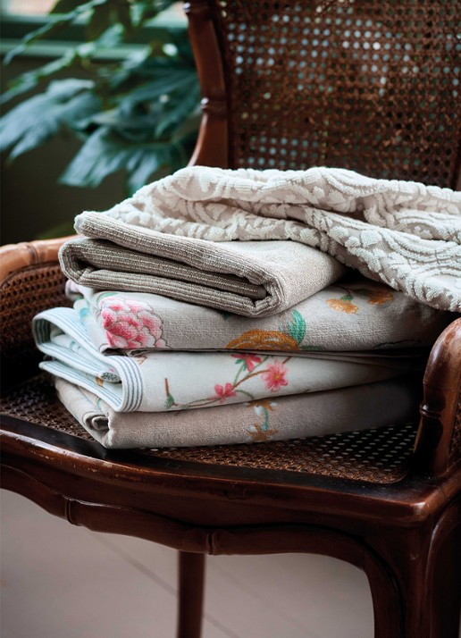 Pip Studio  Tile de Pip douchehanddoek 55 x 100 cm  - achterkant khaki