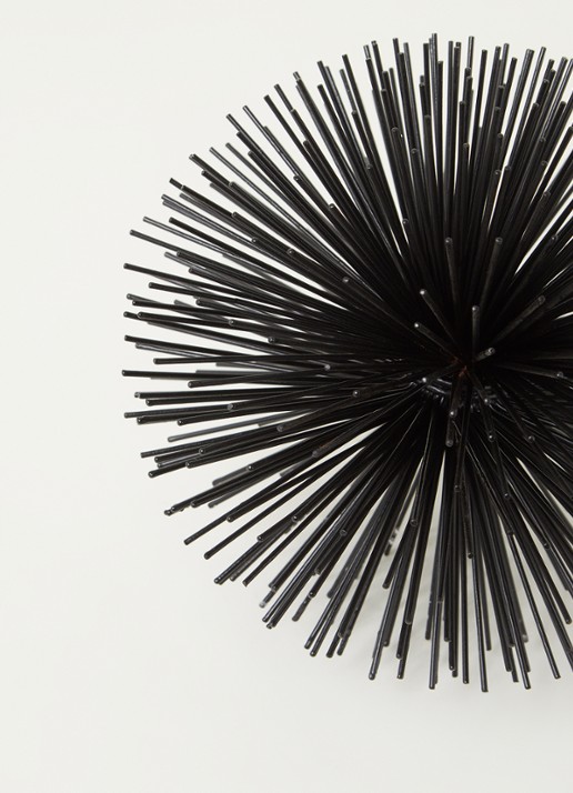 POLSPOTTEN Prickle Small decoratie van messing - detail 3 zwart