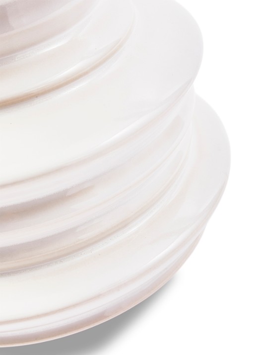 POLSPOTTEN Stacked Plates vaas 23 cm - detail 5 gebroken wit