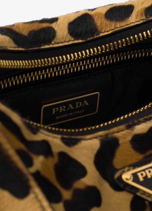 Prada Aimée Medium schoudertas van leer met panterprint - detail 2 camel