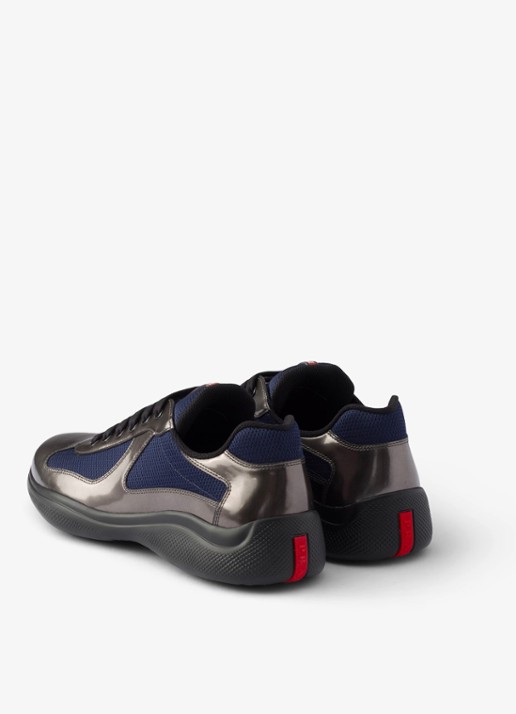 Prada America's Cup sneaker van mesh met metallic finish - achterkant donkerblauw