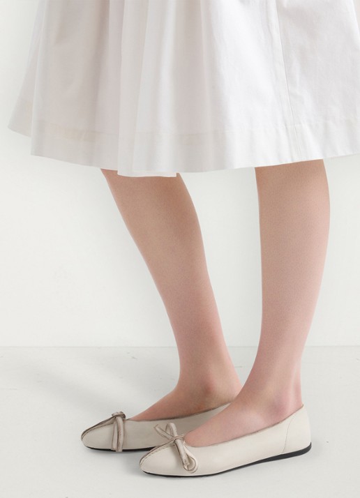 Prada Ballerina van kalfsleer - voorkant 2 gebroken wit