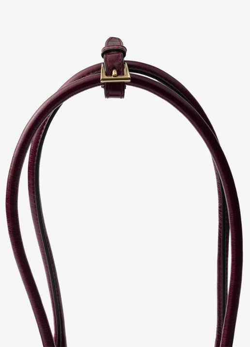 Prada Bonnie Medium schoudertas van kalfsleer - detail bordeauxrood