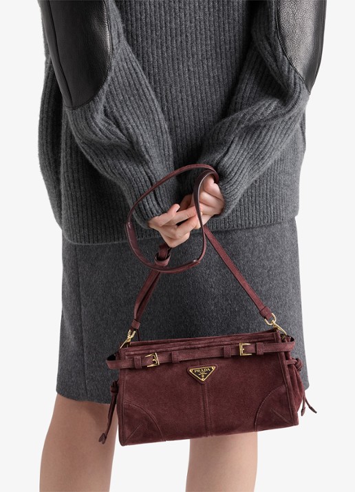 Prada Bonnie Small schoudertas van kalfssuède - detail bordeauxrood
