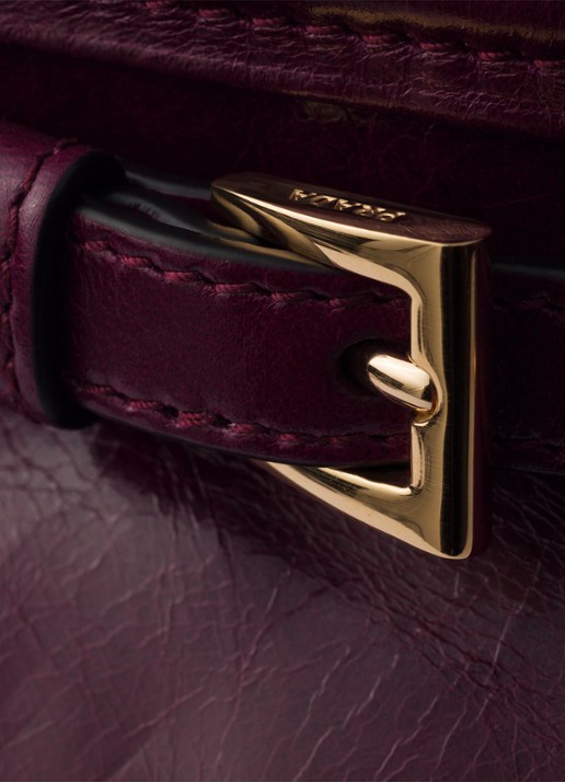 Prada Bonnie Small schoudertas van leer met afneembare schouderriem - detail bordeauxrood