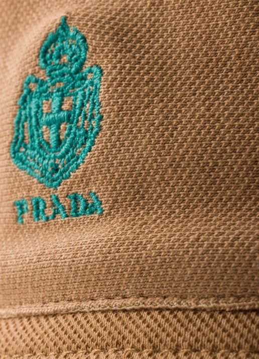 Prada Bucket hoed met logoborduring - detail 3 camel